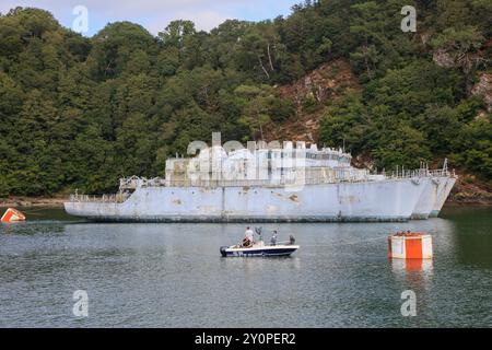 drei ehemalige Minensucher Eridan, Persee und Verseau, alle Chasseur de Mines Tripartite, classe Eridan, Schiffsfriedhof Cimetiere des Navires de Landevennec der französischen Marine an der Mündung des Flusses Aulne in die Bucht Rade de Brest, Departement Finistere Penn-AR-Bed, Region Bretagne Breizh. Frankreich *** drei ehemalige Minenräumer Eridan, Persee und Verseau, alle Chasseur de Mines Tripartite, Classe Eridan, Schifffriedhof Cimetiere des Navires de Landevennec der französischen Marine an der Mündung des Flusses Aulne in die Bucht Rade de Brest, Departement Finistere Penn AR Bed, Region Bretagne B Stockfoto