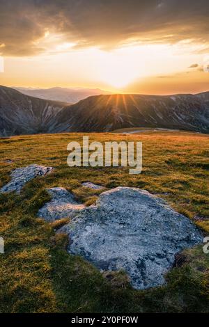 Foto mit hohem Dynamikbereich in den rumänischen Bergen zur goldenen Stunde. Stockfoto