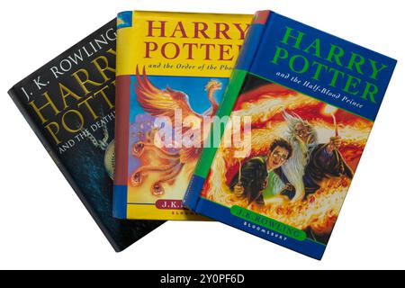 Auswahl von Harry Potter Büchern von JK Rowling mit Harry Potter und dem Halbblutprinzen Buch oben isoliert auf weißem Hintergrund Stockfoto
