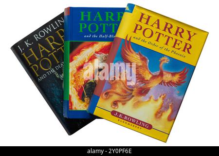 Eine Auswahl an Harry Potter-Büchern von JK Rowling mit Harry Potter und der Orden des Phönix-Buches auf weißem Hintergrund Stockfoto