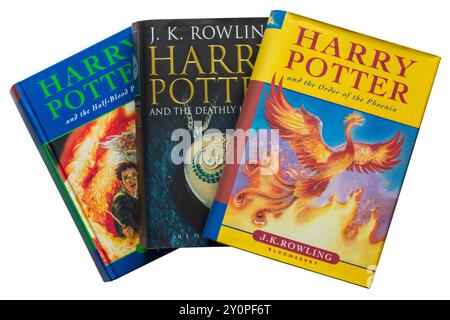 Eine Auswahl an Harry Potter-Büchern von JK Rowling mit Harry Potter und der Orden des Phönix-Buches auf weißem Hintergrund Stockfoto