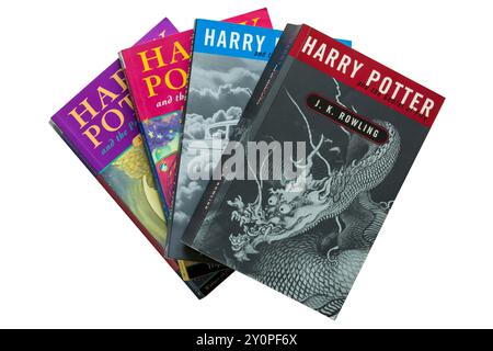 Eine Auswahl an Harry Potter Büchern von JK Rowling mit Harry Potter und dem Kelch des Feuers auf weißem Hintergrund Stockfoto