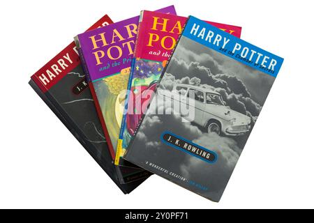 Auswahl von Harry Potter Büchern von JK Rowling mit Harry Potter und die Kammer der Geheimnisse Buch oben isoliert auf weißem Hintergrund Stockfoto