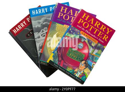 Eine Auswahl an Harry Potter Büchern von JK Rowling mit Harry Potter und dem Stein der Weisen auf weißem Hintergrund Stockfoto