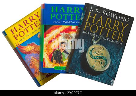 Eine Auswahl an Harry Potter Büchern von JK Rowling mit Harry Potter und den Heiligtümern des Todes auf weißem Hintergrund Stockfoto