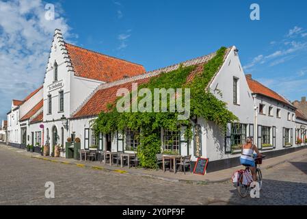 Restaurant Hostellerie de Goedendag entlang der Lisseweegs Vaartje im Dorf Lissewege bei Brügge im Sommer, Westflandern, Belgien Stockfoto