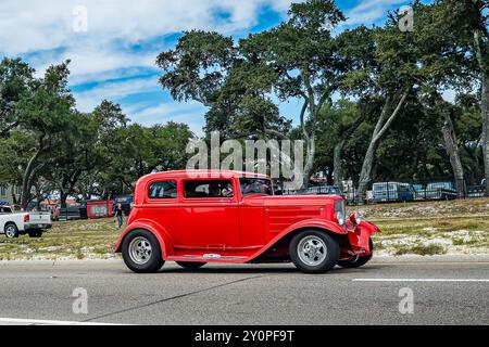 Gulfport, MS - 07. Oktober 2023: Weitwinkel-Seitenansicht einer Ford Model B Tudor Limousine aus dem Jahr 1932 auf einer lokalen Autoshow. Stockfoto