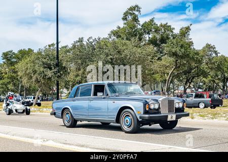 Gulfport, MS - 07. Oktober 2023: Weitwinkelansicht einer Rolls Royce Silver Shadow II Limousine aus dem Jahr 1978 auf einer lokalen Autoshow. Stockfoto