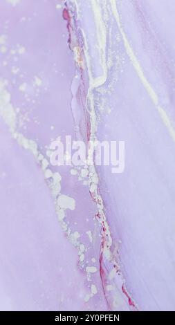 Weiche Lavendelmarmor-Textur mit zarten weißen Adern und einem Hauch von Gold in einer ruhigen abstrakten Komposition Stockfoto