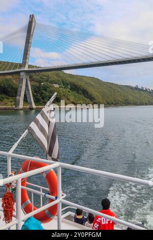 Pont de Terenez über den Fluss Aulne zwischen Rosnoen und Argol an der Mündung in die Bucht Rade de Brest, 2011 fertiggestellt, erste im Grundriss gekrümmte Schrägseilbrücke der Welt, Departement Finistere Penn-AR-Bed, Region Bretagne Breizh. Frankreich *** Pont de Terenez über den Fluss Aulne zwischen Rosnoen und Argol an der Mündung der Bucht von Rade de Brest, 2011 fertiggestellt, die weltweit erste gekrümmte Kabelbrücke im Plan, Département Finistere Penn AR Bed, Region Bretagne Breizh Frankreich Stockfoto