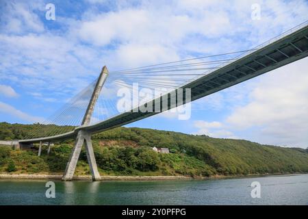 Pont de Terenez über den Fluss Aulne zwischen Rosnoen und Argol an der Mündung in die Bucht Rade de Brest, 2011 fertiggestellt, erste im Grundriss gekrümmte Schrägseilbrücke der Welt, Departement Finistere Penn-AR-Bed, Region Bretagne Breizh. Frankreich *** Pont de Terenez über den Fluss Aulne zwischen Rosnoen und Argol an der Mündung der Bucht von Rade de Brest, 2011 fertiggestellt, die weltweit erste gekrümmte Kabelbrücke im Plan, Département Finistere Penn AR Bed, Region Bretagne Breizh Frankreich Stockfoto