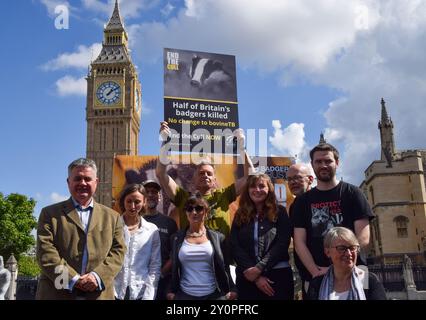 London, Großbritannien. September 2024. Der Naturforscher und Fernsehmoderator Chris Packham und Aktivisten verschiedener Naturschutzgruppen nehmen an der Kundgebung Teil, während sich Hunderte von Demonstranten auf dem Parlamentsplatz versammeln und die Labour-Regierung auffordern, die Dachsschlachtung zu beenden, von der viele Wissenschaftler, Tierärzte, Aktivisten und andere sagen, dass sie im Kampf gegen die TB bei Rindern wirkungslos ist. Quelle: Vuk Valcic/Alamy Live News Stockfoto