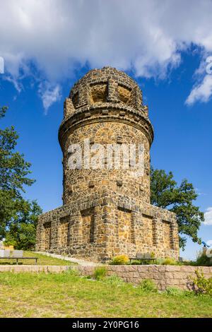 Radebeul Weinhänge der Bismarckturm in Radebeul, auch Bismarcksäule, ist einer von etwa 145 in Deutschland noch existierende Bismarcktürmen zu Ehren des Fürsten Otto von Bismarck 1815 1898. Der Radebeuler Turm wurde von Wilhelm Kreis als individueller Entwurf gestaltet, von Baumeister Alfred große aus Kötzschenbroda erbaut und am 2. September 1907 eingeweiht. Er hat eine Höhe von 18 Metern. Und kann über eine moderne Treppe bestiegen werden. Radebeul Sachsen Deutschland *** Radebeul Weinhänge der Bismarckturm in Radebeul, auch bekannt als Bismarcksäule, ist einer von etwa 145 Bismarcktürmen Stockfoto