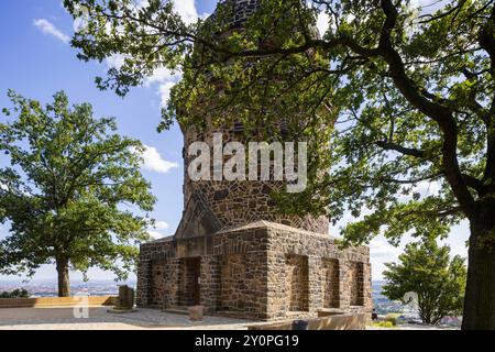 Radebeul Weinhänge der Bismarckturm in Radebeul, auch Bismarcksäule, ist einer von etwa 145 in Deutschland noch existierende Bismarcktürmen zu Ehren des Fürsten Otto von Bismarck 1815 1898. Der Radebeuler Turm wurde von Wilhelm Kreis als individueller Entwurf gestaltet, von Baumeister Alfred große aus Kötzschenbroda erbaut und am 2. September 1907 eingeweiht. Er hat eine Höhe von 18 Metern. Und kann über eine moderne Treppe bestiegen werden. Radebeul Sachsen Deutschland *** Radebeul Weinhänge der Bismarckturm in Radebeul, auch bekannt als Bismarcksäule, ist einer von etwa 145 Bismarcktürmen Stockfoto