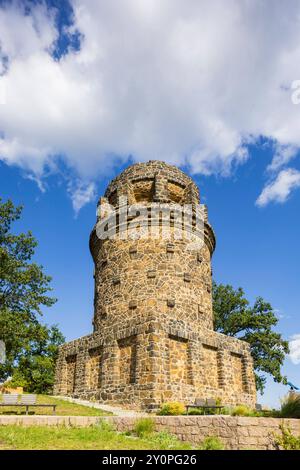 Radebeul Weinhänge der Bismarckturm in Radebeul, auch Bismarcksäule, ist einer von etwa 145 in Deutschland noch existierende Bismarcktürmen zu Ehren des Fürsten Otto von Bismarck 1815 1898. Der Radebeuler Turm wurde von Wilhelm Kreis als individueller Entwurf gestaltet, von Baumeister Alfred große aus Kötzschenbroda erbaut und am 2. September 1907 eingeweiht. Er hat eine Höhe von 18 Metern. Und kann über eine moderne Treppe bestiegen werden. Radebeul Sachsen Deutschland *** Radebeul Weinhänge der Bismarckturm in Radebeul, auch bekannt als Bismarcksäule, ist einer von etwa 145 Bismarcktürmen Stockfoto