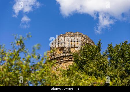 Radebeul Weinhänge der Bismarckturm in Radebeul, auch Bismarcksäule, ist einer von etwa 145 in Deutschland noch existierende Bismarcktürmen zu Ehren des Fürsten Otto von Bismarck 1815 1898. Der Radebeuler Turm wurde von Wilhelm Kreis als individueller Entwurf gestaltet, von Baumeister Alfred große aus Kötzschenbroda erbaut und am 2. September 1907 eingeweiht. Er hat eine Höhe von 18 Metern. Und kann über eine moderne Treppe bestiegen werden. Radebeul Sachsen Deutschland *** Radebeul Weinhänge der Bismarckturm in Radebeul, auch bekannt als Bismarcksäule, ist einer von etwa 145 Bismarcktürmen Stockfoto