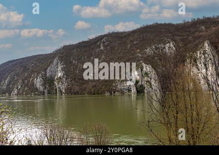 Schmaler Abschnitt der Donautalschlucht mit Bergwald an der Seite Stockfoto