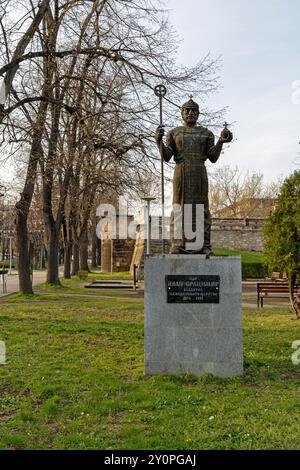 Vidin, Bulgarien - 16. März 2024: Sttaue des Kaisers Iwan Stratsimir von Bulgarien im öffentlichen Park Vidin. Stockfoto