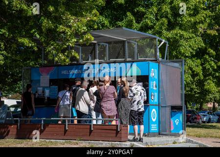 Menschen stehen vor dem Helsingin Jäätelötehdas-Eiskiosk im Stadtteil Ullanlinna in Helsinki, Finnland Stockfoto