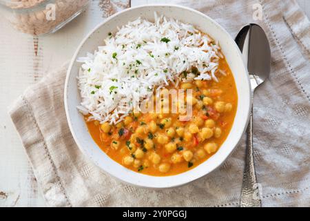 Köstliches cremiges Kokos-Kichererbsencurry mit Basmatireis. Draufsicht Stockfoto