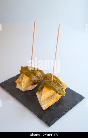 Spanische Tapa: spanisches Omelett mit grünem Pfeffer auf Toast. Stockfoto