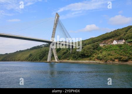 Pont de Terenez über den Fluss Aulne zwischen Rosnoen und Argol an der Mündung in die Bucht Rade de Brest, 2011 fertiggestellt, erste im Grundriss gekrümmte Schrägseilbrücke der Welt, Departement Finistere Penn-AR-Bed, Region Bretagne Breizh. Frankreich *** Pont de Terenez über den Fluss Aulne zwischen Rosnoen und Argol an der Mündung der Bucht von Rade de Brest, 2011 fertiggestellt, die weltweit erste gekrümmte Kabelbrücke im Plan, Département Finistere Penn AR Bed, Region Bretagne Breizh Frankreich Stockfoto