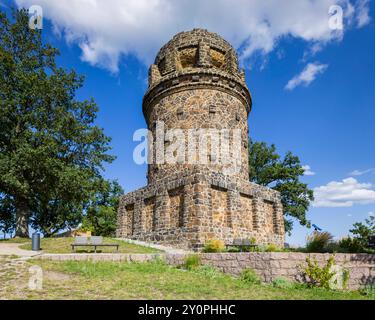 Radebeul Weinhänge der Bismarckturm in Radebeul, auch Bismarcksäule, ist einer von etwa 145 in Deutschland noch existierende Bismarcktürmen zu Ehren des Fürsten Otto von Bismarck 1815 1898. Der Radebeuler Turm wurde von Wilhelm Kreis als individueller Entwurf gestaltet, von Baumeister Alfred große aus Kötzschenbroda erbaut und am 2. September 1907 eingeweiht. Er hat eine Höhe von 18 Metern. Und kann über eine moderne Treppe bestiegen werden. Radebeul Sachsen Deutschland *** Radebeul Weinhänge der Bismarckturm in Radebeul, auch bekannt als Bismarcksäule, ist einer von etwa 145 Bismarcktürmen Stockfoto