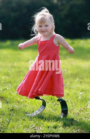 ELLIS CHALLIS MACHT IHRE ERSTEN SCHRITTE. Ellie Challis wurde die jüngste Medaillengewinnerin der Paralympics GB bei Tokio 2020, als sie in der Women's S3 50 m Rückschlag auf das Podium erreichte. Nach den beeindruckenden ersten Jahren im internationalen Wettbewerb hält sie weiterhin einen Weltrekord und mehrere britische Besten. TWIN ELLIS CHALLIS HAT IN IHREM SCHRITT DEN ERSTEN FRÜHLING DER WELT BEKOMMEN. TAPFERE ELLIE VERLOR IHRE BEINE UND ARME AN EINE MENINGITIS. SIE WURDE NUN MIT NEUEN SPEZIELLEN FLEX FOOT-SPORTBEINEN AUSGESTATTET, DIE DER PARALYMPISCHE OSCAR PISTORIUS EBENFALLS EINGEBAUT HATTE. ELLIE IST DIE JÜNGSTE PERSON IN DER TH Stockfoto