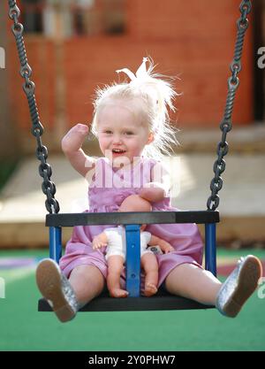 ELLIE CHALLIS TRÄGT IHRE NEUEN BEINE. Ellie Challis wurde die jüngste Medaillengewinnerin der Paralympics GB bei Tokio 2020, als sie in der Women's S3 50 m Rückschlag auf das Podium erreichte. Nach den beeindruckenden ersten Jahren im internationalen Wettbewerb hält sie weiterhin einen Weltrekord und mehrere britische Besten. DER ZWILLINGSBRUDER ELLIS CHALLIS VERLOR IHRE BEINE UND ARME AN EINE MENINGITIS. SIE HAT NUN EINE NEUE PROTHESE ERHALTEN, DIE IHR DIE ERSTEN SCHRITTE ERMÖGLICHT. ROMFORD, ESSEX. BILDER:GARYROBERTS/ARLDWIDEFEATURES. KOM Stockfoto