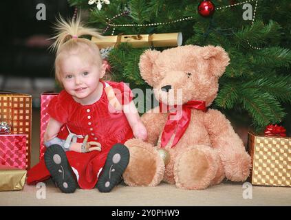 ELLIE CHALLIS MIT IHREM WEIHNACHTS-TEDDYBÄR. Ellie Challis wurde die jüngste Medaillengewinnerin der Paralympics GB bei Tokio 2020, als sie in der Women's S3 50 m Rückschlag auf das Podium erreichte. Nach den beeindruckenden ersten Jahren im internationalen Wettbewerb hält sie weiterhin einen Weltrekord und mehrere britische Besten. TWIN ELLIE CHALLIS, DIE IHRE ARME UND BEINE AN MENINIGITIS VERLOREN HAT, BEKAM GERADE RECHTZEITIG ZU WEIHNACHTEN EINEN NEUEN ARM. SIE KANN IHREN WEIHNACHTS-TEDDYBÄR UMARMEN UND ZUM ERSTEN MAL MIT IHREM NEUEN ARM EINEN CRACKER ZIEHEN. RAINHAM, ESSEX. DAS BILD MUSS MIT WORLDWIDEFEATURE BETITELT WERDEN Stockfoto