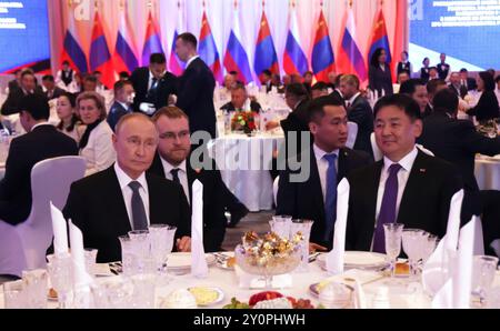 Ulaanbaatar, Mongolei. September 2024. Der russische Präsident Wladimir Putin links und der mongolische Präsident Uchnaagiin Hurelsukh rechts während eines Empfangs anlässlich des 85. Jahrestages des gemeinsamen Sieges der sowjetischen und mongolischen Streitkräfte über die Japaner am 3. September 2024 in Ulaanbaatar in der Mongolei. Stockfoto