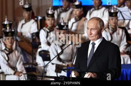 Ulaanbaatar, Mongolei. September 2024. Der russische Präsident Wladimir Putin hält während eines Empfangs zum 85. Jahrestag des gemeinsamen Sieges der sowjetischen und mongolischen Streitkräfte über die Japaner am 3. September 2024 in Ulaanbaatar, Mongolei, eine Rede. Stockfoto