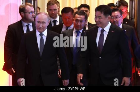 Ulaanbaatar, Mongolei. September 2024. Der russische Präsident Wladimir Putin, links, und der mongolische Präsident Uchnaagiin Tschurelsukh, rechts, kommen zu einem Empfang zum 85. Jahrestag des gemeinsamen Sieges der sowjetischen und mongolischen Streitkräfte über die Japaner am 3. September 2024 in Ulaanbaatar, Mongolei. Stockfoto