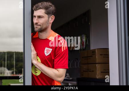 PONTYCLUN, GROSSBRITANNIEN. September 2024. Ben Davies aus Wales während eines Wales Senior Männer Trainings im Vale Resort vor dem Spiel der UEFA Nations League gegen die Türkei 2025 im Cardiff City Stadium am 6. September. (Bild von John Smith/FAW) Credit: Football Association of Wales/Alamy Live News Stockfoto