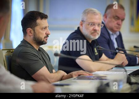 Kiew, Ukraine. September 2024. Der ukrainische Präsident Wolodymyr Zelenskyj, links, hört IAEO-Generaldirektor Rafael Grossi bei bilateralen Gesprächen im Mariinski-Palast am 3. September 2024 in Kiew, Ukraine. Grossi besuchte das Kernkraftwerk Zaporischhia unter der Kontrolle russischer Streitkräfte vor dem Treffen. Kredit: Ukrainischer Ratsvorsitz/Pressestelle Des Ukrainischen Präsidenten/Alamy Live News Stockfoto