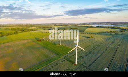 Windkraftanlagen, die Strom produzieren, gebaut auf einem Feld in Skanderborg, Dänemark Stockfoto