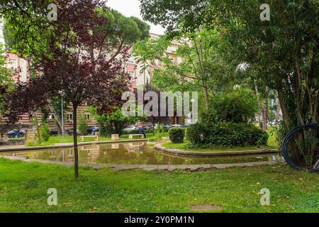 Lulishte Ismail Qemali Park im Zentrum von Tirana, Albanien. Gelegen am Rande der Gegend von Blloku, auch bekannt als Postblloku Park. Eine kleine grüne Stadtoase Stockfoto