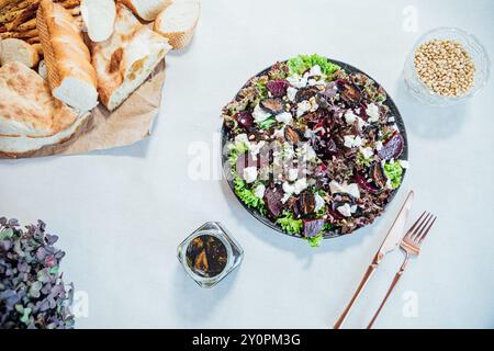 Frischer Gemüse- und Rote-Bete-Salat, Brot, Käse und Nüsse Stockfoto