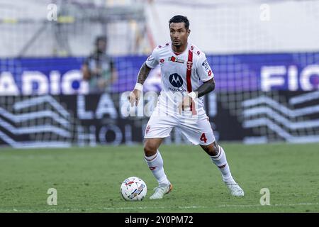 Monzas italienischer Verteidiger Armando Izzo kontrolliert den Ball während des Fußballspiels Fiorentina gegen Monza im Artemio Franchi Stadium am 1. September 2024 in Florenz. Stockfoto