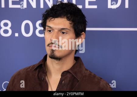 Lido Di Venezia, Italien. September 2024. Omar Apollo nimmt am 3. September 2024 beim „Queer“-Fotogespräch während des 81. Internationalen Filmfestivals von Venedig im Palazzo del Casino in Venedig Teil. © Foto: Cinzia Camela. Quelle: Live Media Publishing Group/Alamy Live News Stockfoto