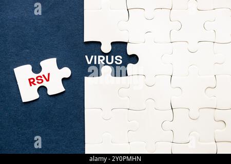 Virus RSV Respiratory Syncytial Virus. Ein Teil eines Puzzles entfernt enthüllt das Wort Virus RSV. Medizinisches Konzept. Saisonale Grippe, Gesundheitswesen, Navy zurück Stockfoto