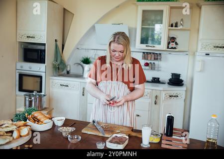 Frau Koch Hausfrau Bereitet Essen Für Das Abendessen In Der Küche Vor Stockfoto