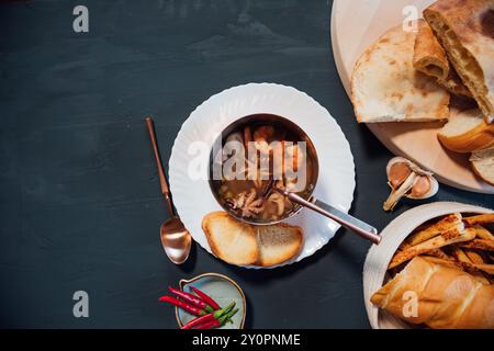 Suppe aus dem Meer von Produkten und Brot für Lebensmittel Stockfoto