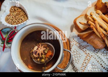 Suppe aus Meeresprodukten und Baguette-Brot als Hintergrund Stockfoto