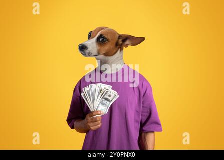 Dog Holding Cash Trägt Ein Lilafarbenes Hemd Vor Hellgelbem Hintergrund Stockfoto