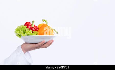 Händehalteplatte des Küchenchefs Mit Gemüse Auf weißem Hintergrund, Vertikal Stockfoto