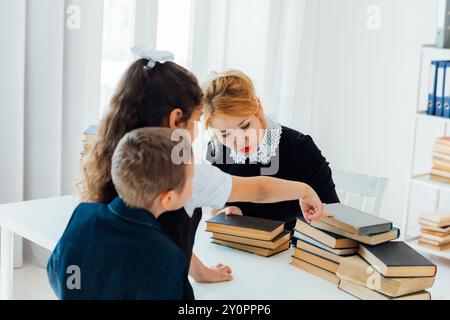 Der Lehrer führt eine Lektion mit Schulkindern durch Stockfoto