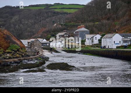 Das Dorf Boscastle / Harbour Cornwall liegt am Fluss Valency. Auch innerhalb von Cornwall Area mit Outstanding Natural Beauty und South West Coast Path. Stockfoto