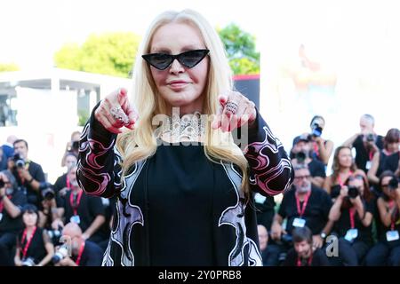 Venedig, Italien. September 2024. Patty Bravo besucht den „Queer“ Roten Teppich beim 81. Internationalen Filmfestival von Venedig am 03. September 2024 in Venedig. (Foto: Gian Mattia D'Alberto/LaPresse) Credit: LaPresse/Alamy Live News Stockfoto