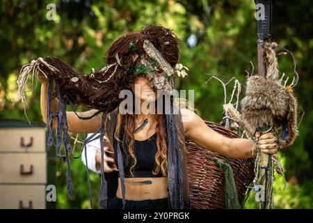 Die Schauspielerin spielt eine Fantasy-Show im Wald in einem handgefertigten Kostüm Stockfoto